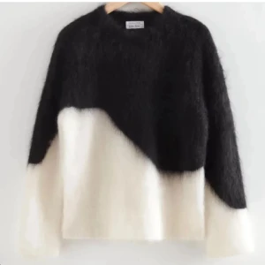 &other stories tröja  - Säljer denna virala tröjan från &other stories, säljer då jag har liknande som kommer mer till användning. Storlek Xs🩷🩷