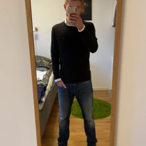 Mörkgrå kabelstickad tröja Morris - Snygg mörkgrå kabelstickad tröja från Morris i 100% merinoull. Plagget passar som S. Den har en färgfläck på framsidan som inte riktigt går bort i vanlig tvätt, annars inga defekter. Hör av dig vid eventuella frågor🙌