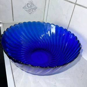 Blå Glasskål - En vacker blå glasskål. Perfekt för en ögonfallande dekoration / inredningsdetalj för hemmet 👌🏻