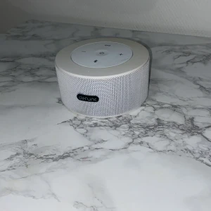 Defunc Bluetooth Speaker - Stilren vit Defunc Bluetooth-högtalare med tydliga kontrollknappar och anslutningar för micro-USB och AUX. Högtalaren är i mycket gott skick utan synligt slitage. Perfekt för trådlös musikuppspelning hemma eller på språng.