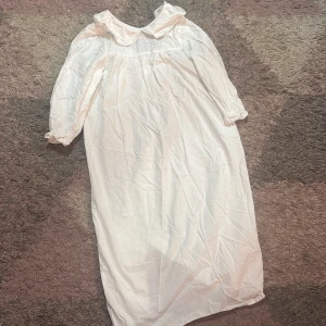 Lucia kläning Lindex - Säljer en lucia kläning från Lindex Softwear med söt spetskantad krage och puffiga trekvartsärmar med resår. Klänningen är gjord i mjuk bomull och har en klassisk, romantisk look som passar perfekt för julen .