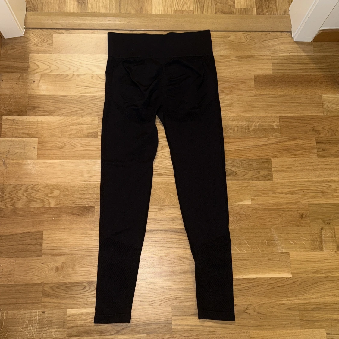 Svarta högmidjade leggings - 1