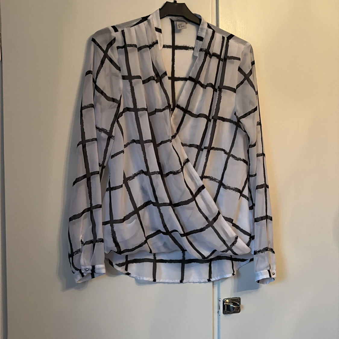 Vit omlottblus med svart rutmönster H&M