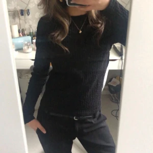 Långärmad tröja - Säljer en svart långärmad tröja från VERO MODA i strl. S. Den skrynkliga designen på tröjan gör det lilla extra hos den🖤
