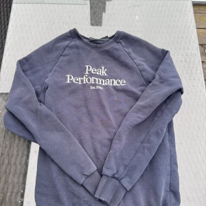 Peak Performance tröja - Benim säljer en mörkblå Peak performance tröja i storlek S. Skitsnygg tröja, för snygg för min del därav säljer den. Inga deffekter. Hör av vid frågor! 