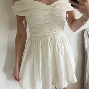 Studentklänning  - Säljer denna klänning då jag hittade en annan, den är helt oanvänd med prislappen kvar🤍