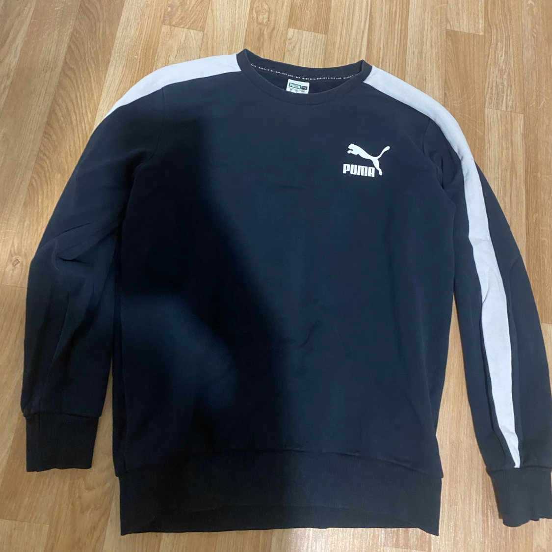 Svart sweatshirt från Puma med vita ränder
