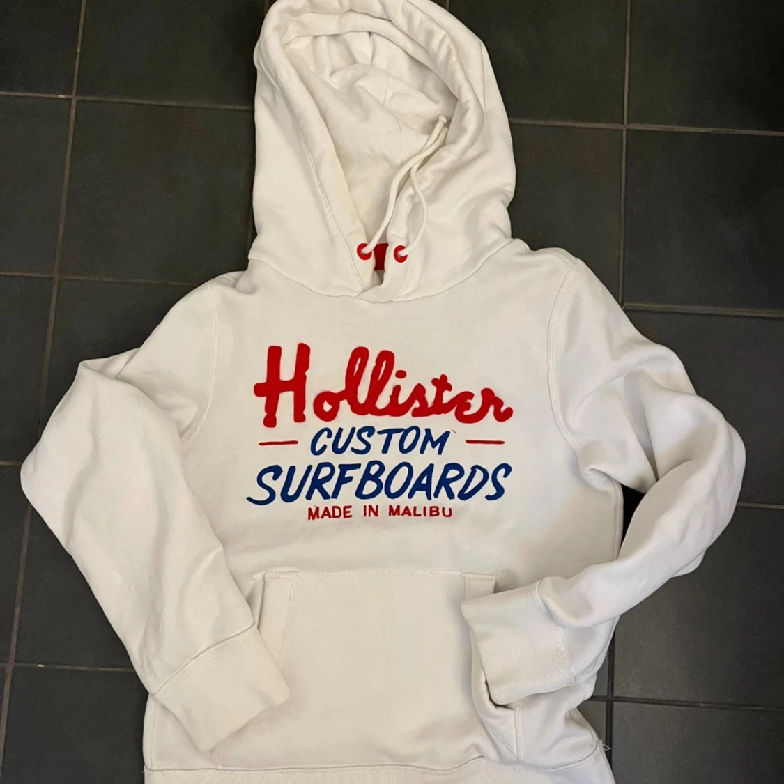 Vit Hollister hoodie med tryck