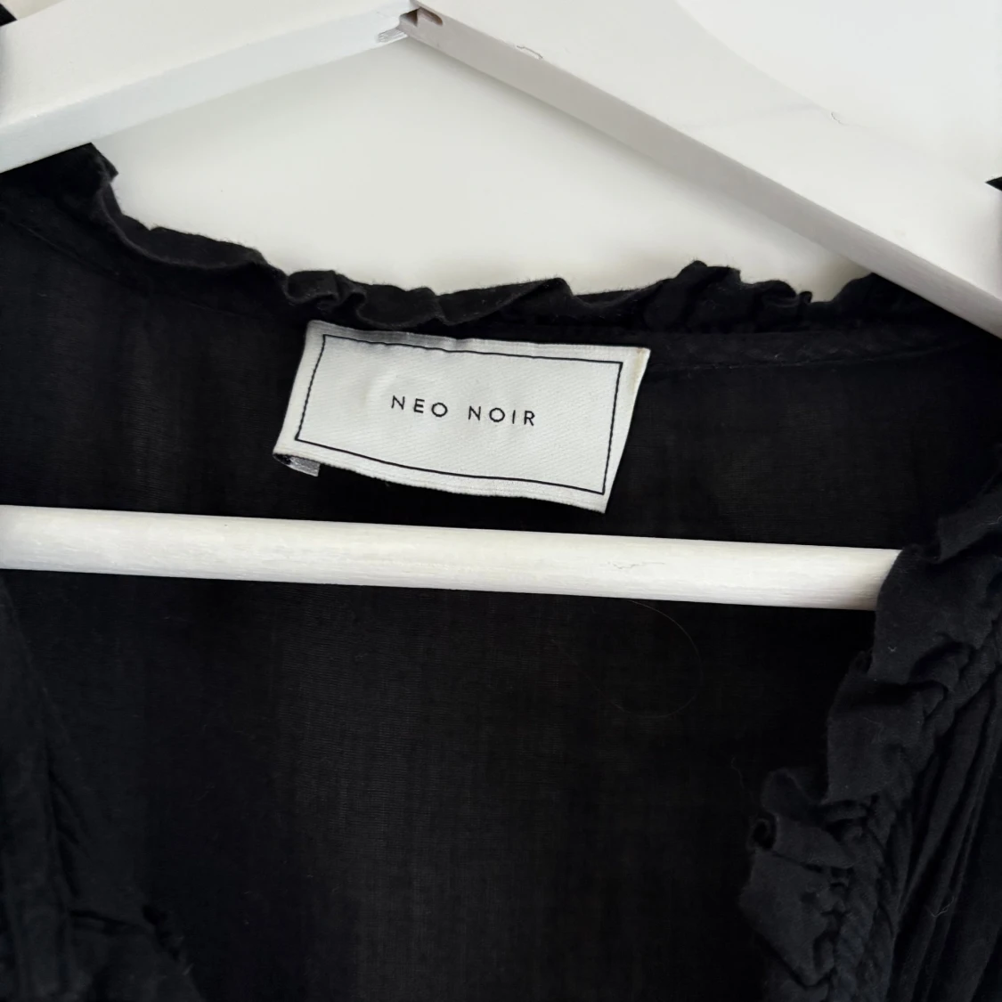 Svart volangblus från Neo Noir - 2