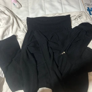 Svart stickat sett från Gina Tricot - Säljer ett mjukis sett från Gina Tricot. Det är en zip-tröja och ett par byxor som liknar yoga pants. Settet är i ett stickat material, väldigt bekväma. Båda är i storlek 170. Om man bara skulle vilja ha en av delarna är det 150kr st, annars 300kr. Pris kan diskuteras men det lägsta jag går ner på är 200. Kläderna har inga tecken på användning och är köpta för ungefär 2 år sedan. Dessa har endast används fåtal gånger. Säljer dessa då jag inte använder dessa längre. 