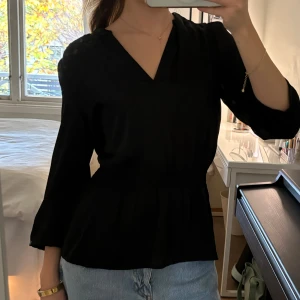 Svart satinblus  - Supersnygg satinblus med resår i midjan <3 jättenice till både vardag och fest