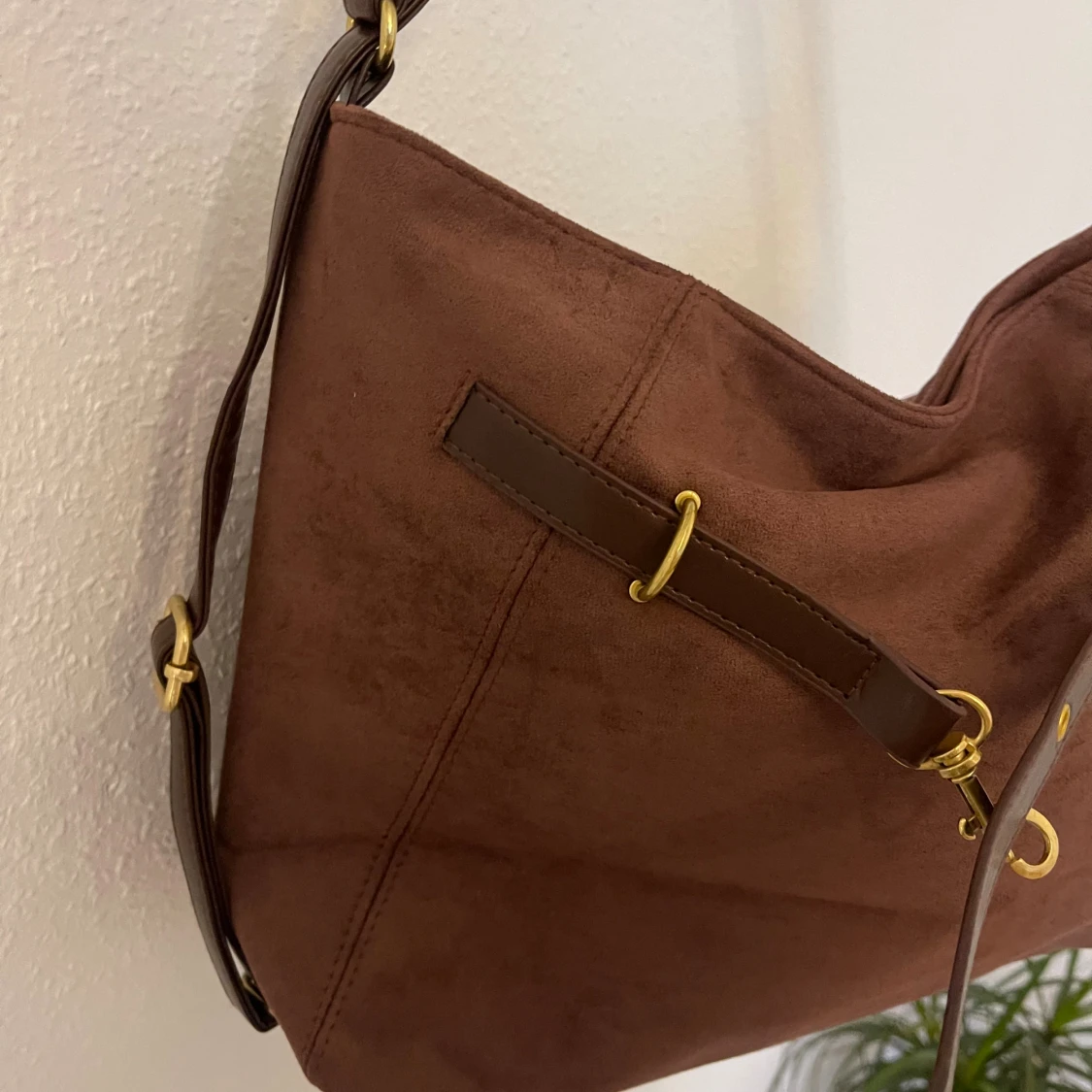 Brun mocka axelväska med detaljer - 3