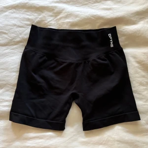 DFYNE Impact shorts - Snygga träningsshorts från DFYNE i modell Impact längd 4.5”, färg midnight black<3 passar XS-S, nypris $49! säljer för de tyvärr är för stora för mig