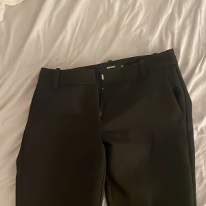 Kostymbyxor  - Populära Vera kostymbyxor från BikBok i xs. Säljer pga de har blivit för små för mig.