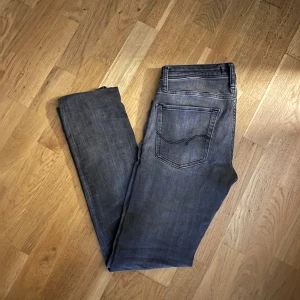 Jack & Jones jeans  - Otroligt feta Jack & Jones jeans med slitningar, strl 27/32 och är i modell slim. Sjukt feta nu till hösten/vintern. Fint skick, kontakta vid frågor eller funderingar! 