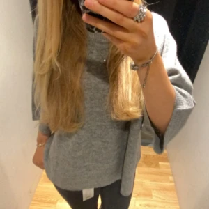 Grå stickad tröja  - Grå stickad oversized tshirt, skriv om intresserad 💞