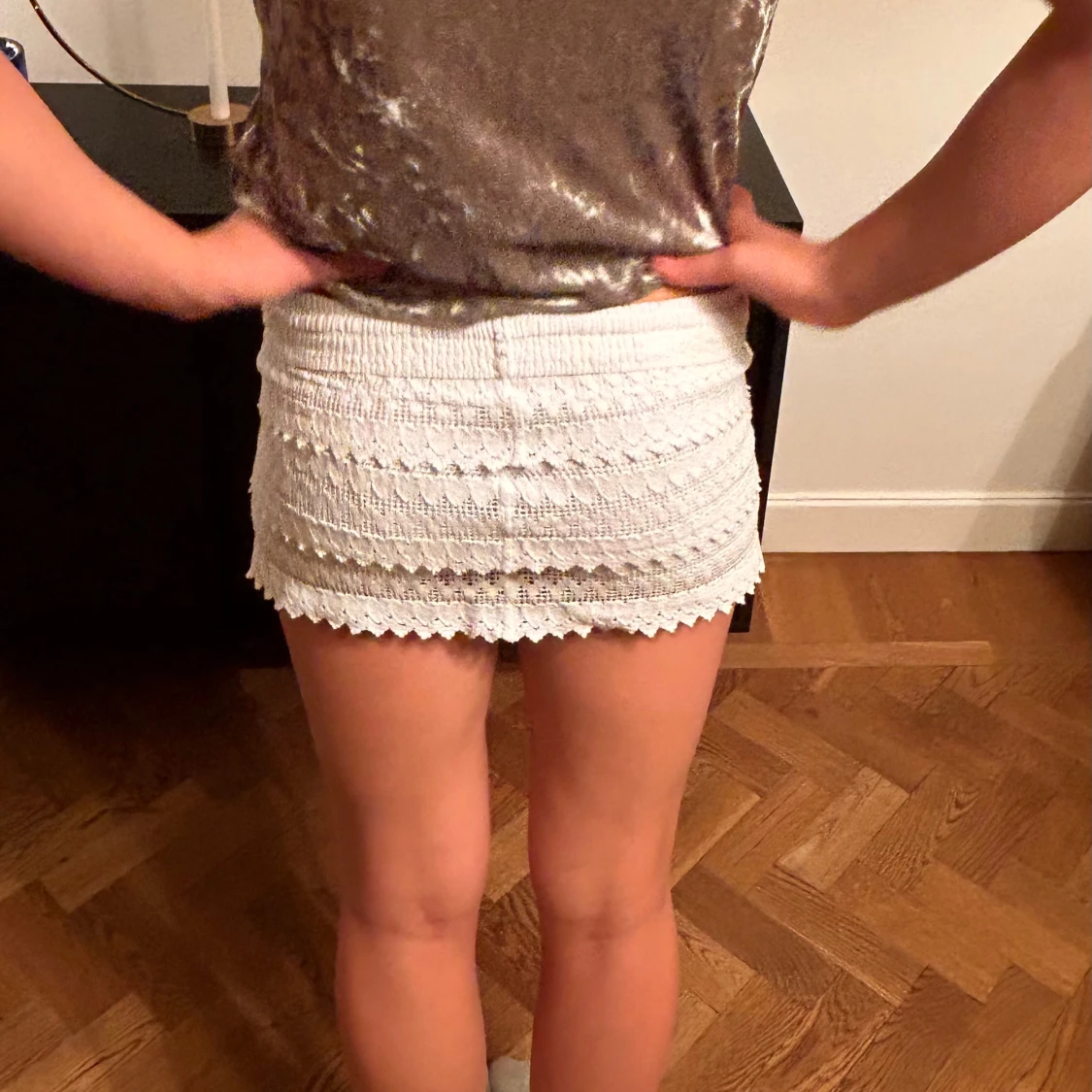 Vit kort kjol med spets och snörning - 1