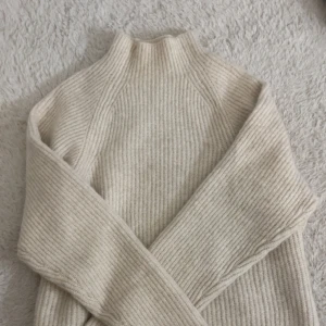 Beige stickad polotröja Kappahl - Säljer denna polotröja från Kappahl då den inte passade. Aldrig använd och är jätte mjuk och inte alls sticksig!❤️