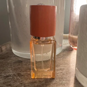 CAIA Senso Eau de Parfum 15ml - Jag köpte Caias julkit med parfymer och tyvärr blev detta ingen favorit doft på mig, därför säljer jag den. Toppnoter: Mandarin, kryddor, röda vinbär och grönt Hjärtnoter: Plommon, ros, fresia och apelsinblom Basnoter: Bärnsten, patchouli, mysk och gourmand. Hör gärna av dig vid frågor, priset kan diskuteras❤️