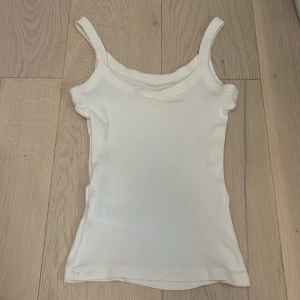 Vit ribbad linnetopp från Gina Tricot -  Ribbad linnetopp från Gina Tricot i storlek xs kollektionen Basically Basics. ❤️