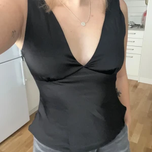 Svart satin topp  - Säljer denna svarta satin toppen från shein då den ej passa mig ❣️ den har dragkedja på sidan och knyte i ryggen! Ge prisförslag 