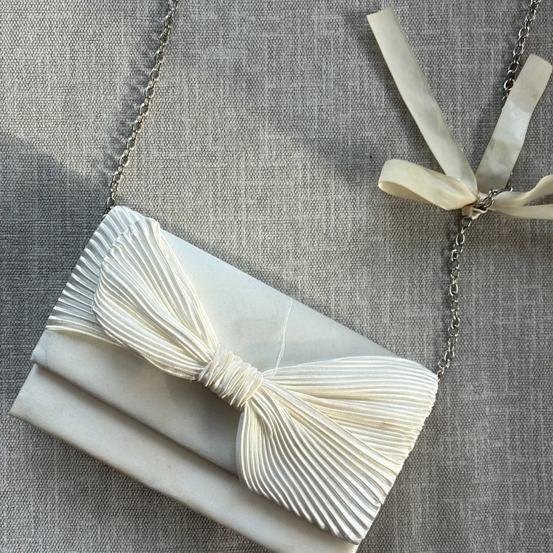 Vit kuvertväska med stor rosett - 1