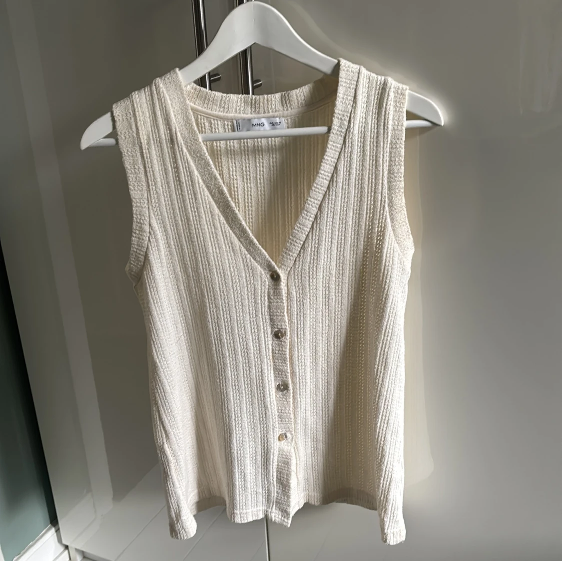 Ribbad vit väst från mango