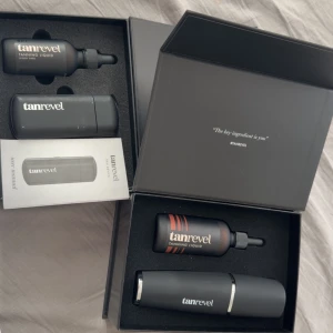Tanrevel brun utan sol kit - Säljer ett användt Tanrevel kit med två svarta apparater och två 95% fyllda flaskor Tanning Liquid i färgen Luxury Dark. Använd en gång. Allt kommer i snygga svarta förpackningar och inkluderar användarmanual på ena. Perfekt för att få en solkysst look året runt. 