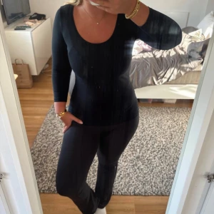 Topp med trekvartsärm - Säljer denna långärmade t-shirt en med trekvarts ärmar. Köpt på MQ och är i märket 365, storlek S. Skriv vid frågor💞