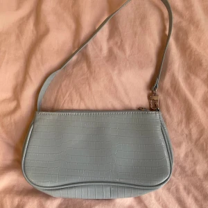 Ljusblå axelväska  - Fin ljusblå axelväska. Bra storlek, oanvänd då den inte kommit till användning 🩵