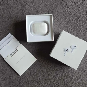 AirPods Pro - Apple AirPods Pro i mycket fint skick, komplett med originalförpackning, laddningskabel och manual. Trådlösa hörlurar med aktiv brusreducering och laddningsetui. Inga synliga repor eller skador, ser knappt använda ut. Perfekt för musik, samtal och träning.