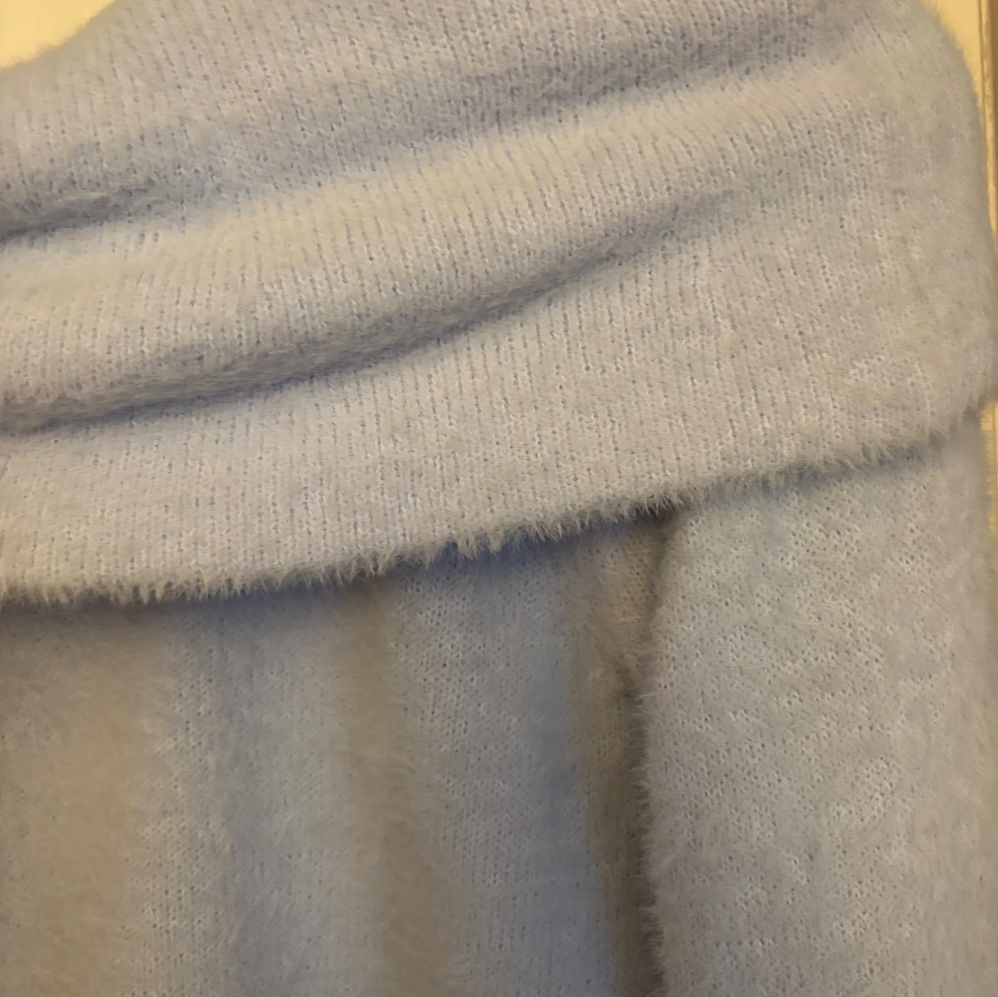 Ljusblå offshoulder stickad tröja - 1