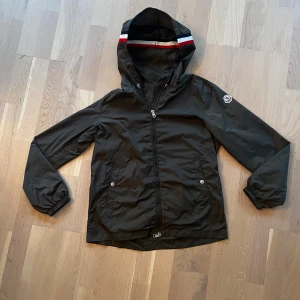 Moncler Windbreaker Size S - Mörkgrön windbreaker från Moncler i mycket fint skick. Den är i storlek 1 i monclers storlek, vilket motsvarar storlek S. Den är i utmärkt skick, inga tecken på användning. Den har en NFC när man scannar Moncler märket, samt en qr kod inne i jackan. Skriv för fler bilder (kan max ta 5 på Plick). Hör av dig om du undrar något!