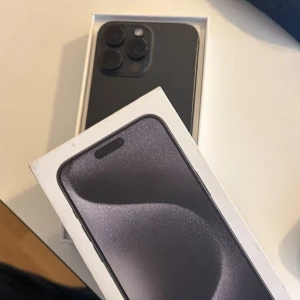 iPhone 15 Pro Max 256gb - Snygg iPhone 15 Pro Max  i grå med originalkartong. Telefonen har en spricka på baksidan men är annars i gott skick. Kraftfull prestanda, avancerad kamera och elegant design. Perfekt för dig som vill ha en toppmodell till ett bättre pris. Laddare ingår 