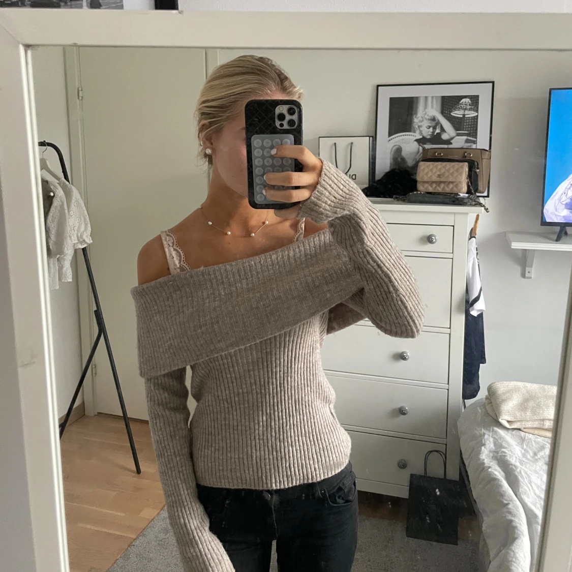 Beige ribbad offshoulder stickad tröja - 1