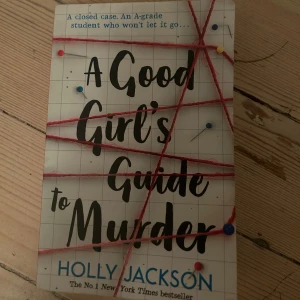 A Good Girl's Guide to Murder - En spännande och modern deckare där en smart student gräver i ett gammalt mordfall. Perfekt för dig som gillar mysterier och vill ha en bok du inte kan släppa! En bästsäljare som passar unga vuxna och ungdomar.