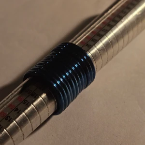 Blå ringar i metall - Säljer ett gäng coola ringar i blå metall med slät och blank yta. Rostfritt stål, 1 är ca 20.2 mm resterande är ca 19 mm, pris går att diskutera