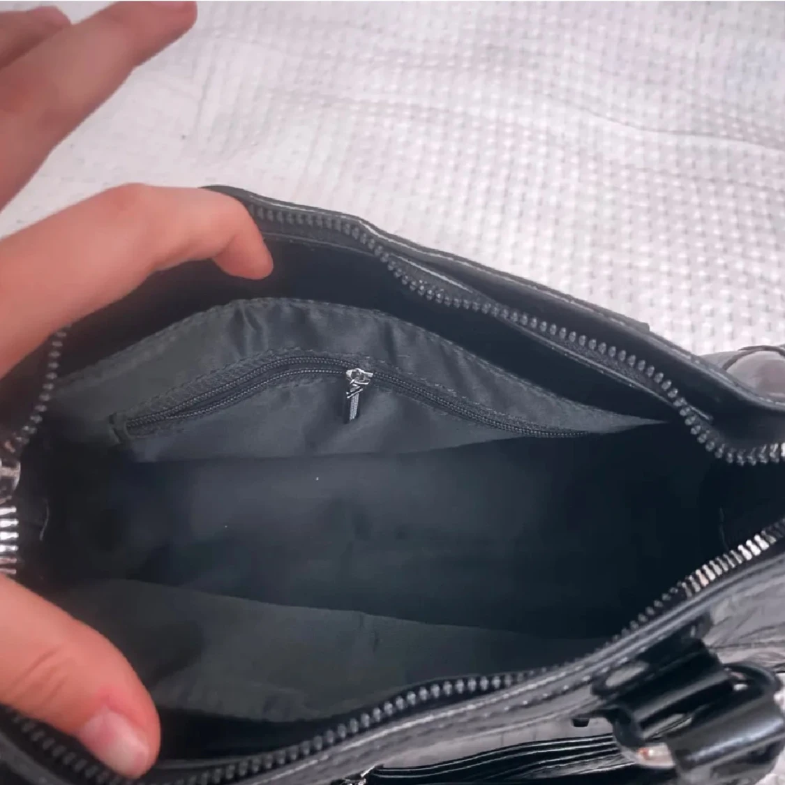 Svart handväska med dragkedja och nitar - 3