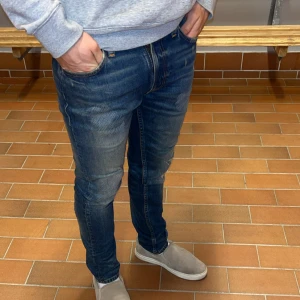 Nudie Jeans, Lean dean, olika färger! - Hej! Jag säljer nu mina Nudie Jeans då de tyvärr har blivit lite för små för mig. Det rör sig om tre par jeans i följande färger: blå (sliten modell), mörkblå och grå. Samtliga jeans är i gott skick och har storlek 29/32.  Jag ser helst att jeansen säljs tillsammans, men hör gärna av dig vid frågor eller om du vill ha fler bilder.