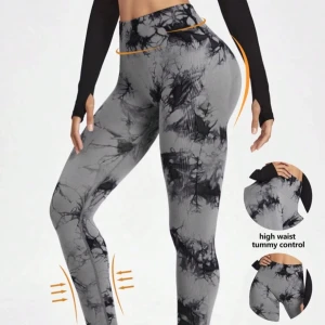 Grå-svarta mönstrade leggings - Snygga leggings med grå bas och svart marmorerat mönster. Hög midja med tummy control och kompressionspassform som lyfter och formar. Stretchigt och mjukt material, perfekt för träning. Använd endast en gång!🌸😁