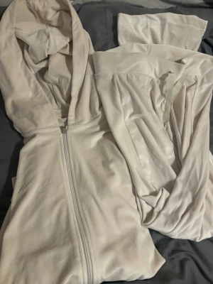 Beige set - En helt ny set. Har bara provat en gång och det är allt. Pris kan diskuteras 