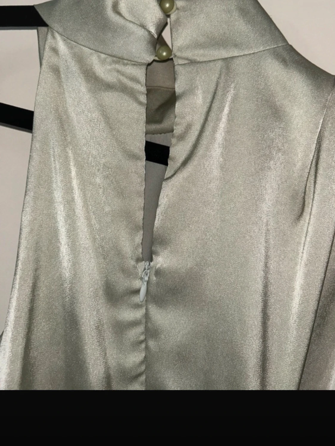 Ljusgrön satin one shoulder klänning - 1