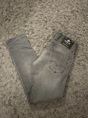Replay Anbass grå jeans - Grå Replay Anbass jeans i storlek 30/32 | Grymt skick!