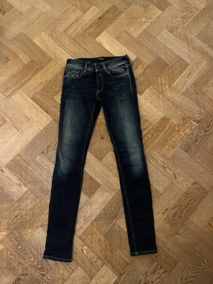 Replay W25 L30 - Säljer ett par stiliga Replay slim fit jeans pga att jag nu har växt ur dom. Tveka inte med frågor! 