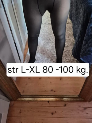 Svart transparent strumpbyxa L-XL fodrade med fleece - Säljer ett par svarta, tunna och transparenta strumpbyxor i storlek L-XL. Passar dig som väger mellan 80-100 kg. Materialet är stretchigt och följsamt, perfekt för att ge en snygg siluett. Klassisk design utan mönster och med förstärkta sömmar.