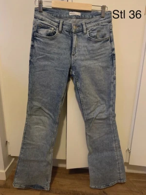 Ljusblå bootcut jeans stl 36 - Säljer ett par ljusblå jeans från Perfect Jeans i klassisk bootcut-modell. Jeansen har fem fickor, normal midja och är tillverkade i mjukt denimtyg. Perfekta för dig som gillar en avslappnad men ändå trendig look.