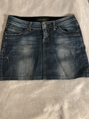 Lågmidjad jeanskjol - Säljer min jeanskjol:) Längd:29 cm och midja rakt över:37 cm💕Kan även mötas upp i Stockholm 