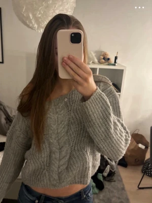 Grå stickad  tröja - grå stickad tröja med mönster 