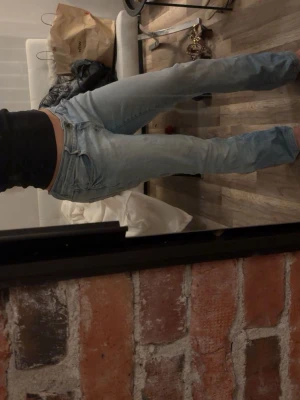 Ljusblå Madonnajeans med broderad ficka - Victoria Beckham liknande jeans!😍ljusblå lågmidjade jeans från Madonna med snyggt slitna detaljer och broderade kronor på bakfickorna. Jeansen har klassisk femficksmodell, raka ben och låg midja. Perfekta för dig som gillar en avslappnad och cool stil. Size M!!