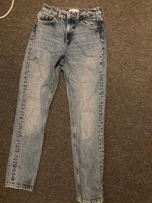  jeans från Zara - Säljer ett par ljusblå mom jeans från Zara i storlek 34 fint skick 